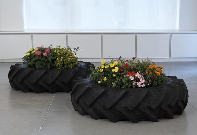 JOHN ARMLEDER
Foraminifera and Ciliata
1994
Rubber, earth, flowers
55 x 55 x 14 ½ inches