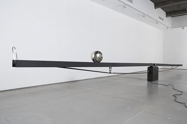 Le Balancier
2007
Aluminum, epoxy, steel, motors
1000 x 70 x 70 cm
(393 ¾ x 27 ½ x 27 ½ in)
Unique