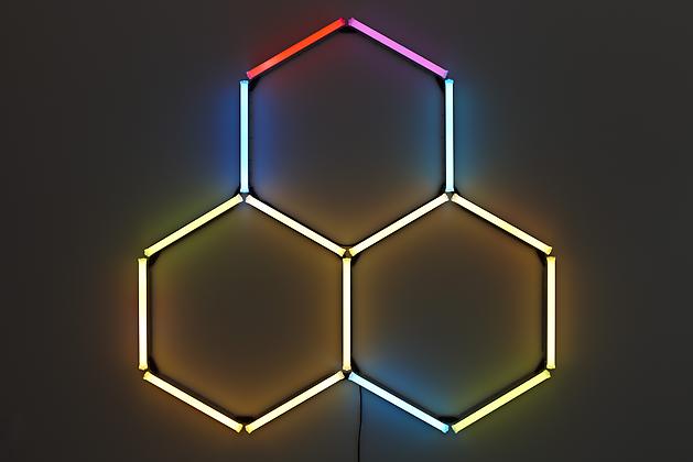 LEO VILLAREAL
Trihex, 2010
15 2’ LED bulbs, custom software, electrical hardware
88 x 88 x 4 inches
Series of 3 unique works