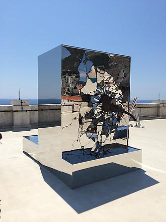 Tsunami, 2014
Mirror finished stainless steel, antique whaling harpoon
118 x 71 x 94 1/2 inches
SGI2756