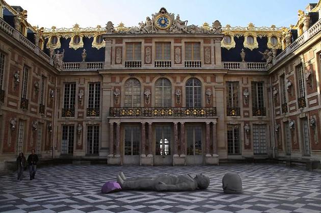 Youri Gagarine, Le Gisant
2009
Painted aluminum
28 3/4 x 176 x 73 1/5 inches